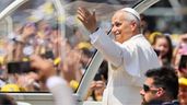 El Papa saluda desde el papamóvil