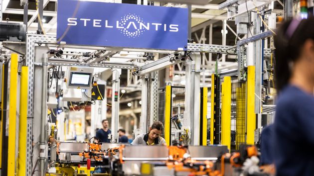 Varios empleados aleatorios en una de las plantas automovilísticas de Stellantis
