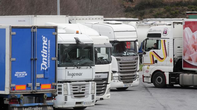 Varios camiones aleatorios en una explanada durante un paro de 2022