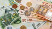 Figura de una casa sobre billetes de euros 