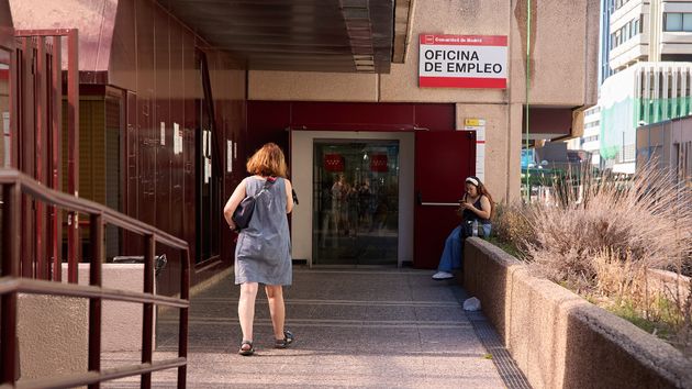 Una mujer aleatoria dirigiéndose a una oficina del SEPE