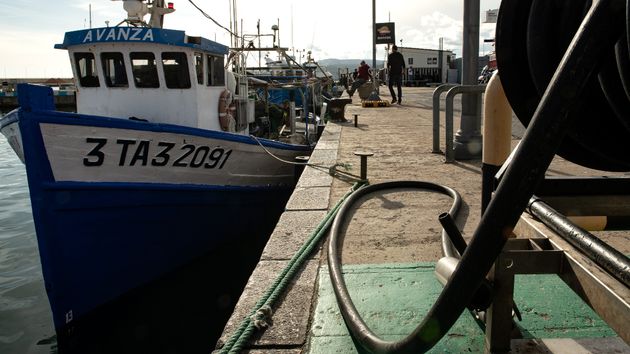 Un barco amarrado en un puerto.