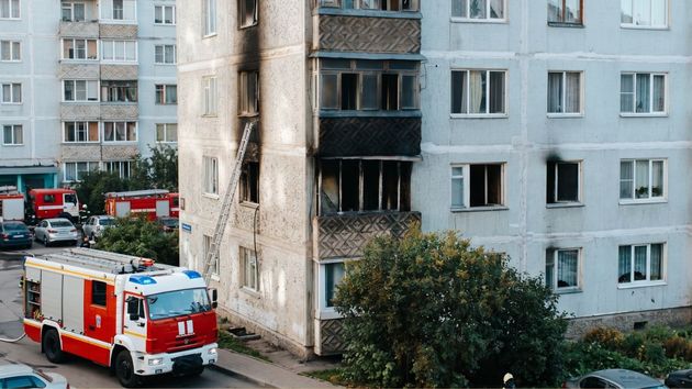 Fachada de un edificio en el que se ha incendiado una vivienda 