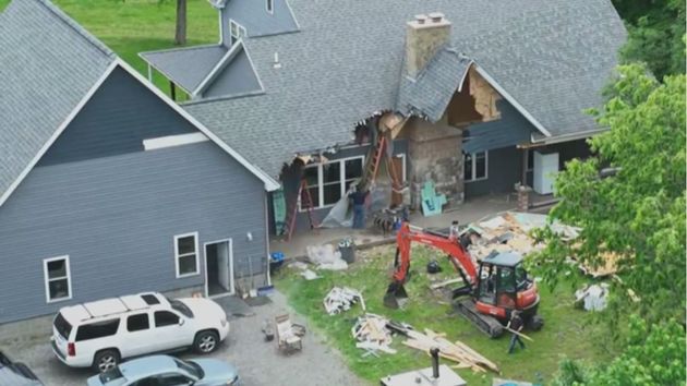 Una imagen de la casa y la excavadora