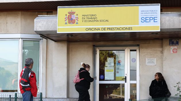 Gente entrando en una oficina del SEPE