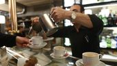 Un camarero sirviendo café