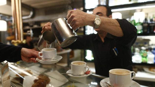 Un camarero sirviendo café