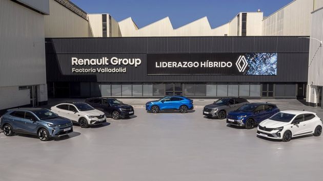 Varios coches aparcados frente a la factoría de Renault en Valladolid