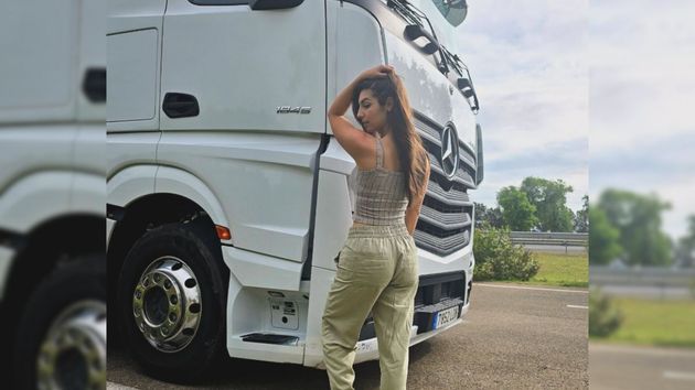 camionera delante de su camión