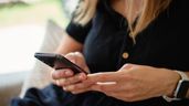 Una mujer consultando su teléfono móvil