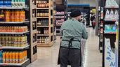 un reponedor en un supermercado