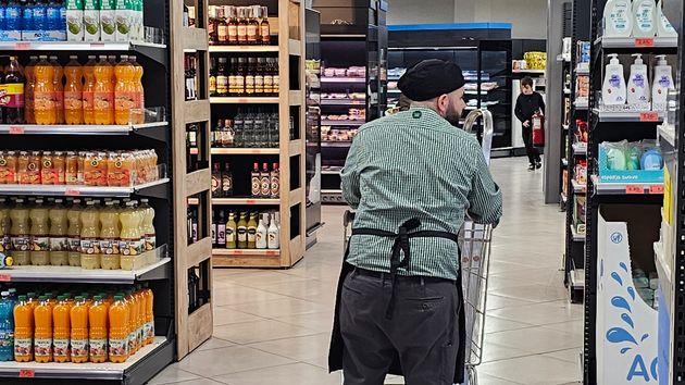 un reponedor en un supermercado