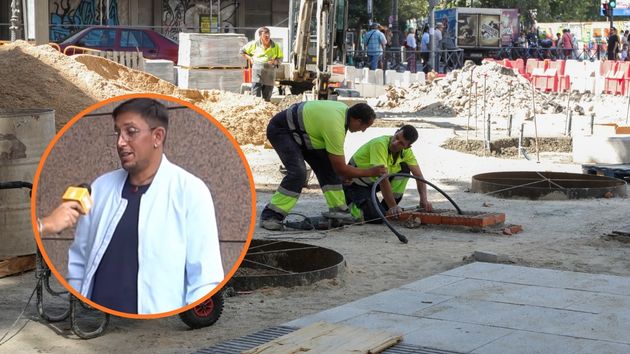 Trabajadores de la obra con una imagen del protagonista de la noticia