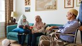una familia marroquí con uno de los miembros en silla de ruedas