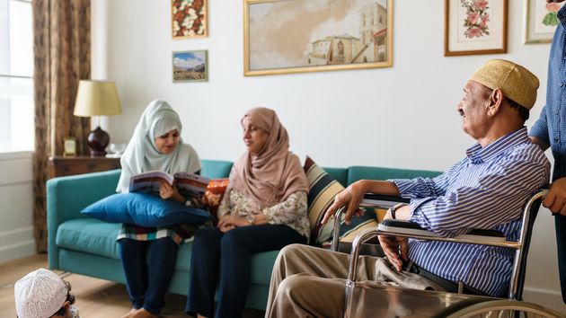 una familia marroquí con uno de los miembros en silla de ruedas