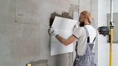Una persona reformando su vivienda.