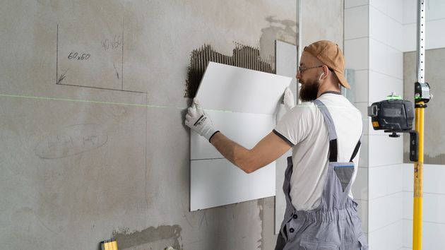 Una persona reformando su vivienda.