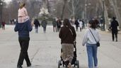 Madre pasea con un carrito de bebé