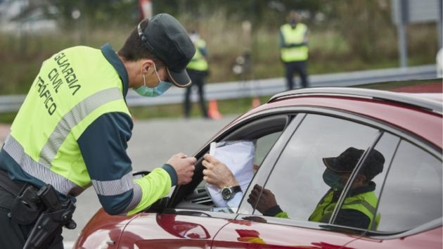 Guardia civil multando