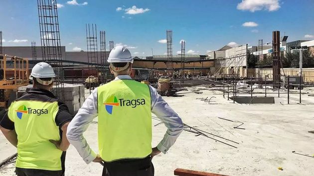 Dos trabajadores de Tragsa en una obra