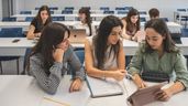 Varios estudiantes universitarios aleatorios en una imagen de archivo