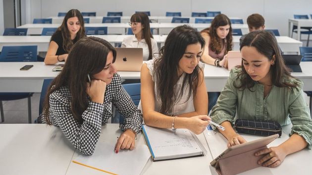 Varios estudiantes universitarios aleatorios en una imagen de archivo