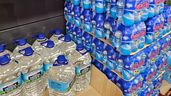 algunas garrafas y botellas de agua