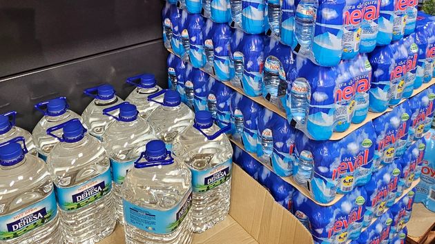 algunas garrafas y botellas de agua