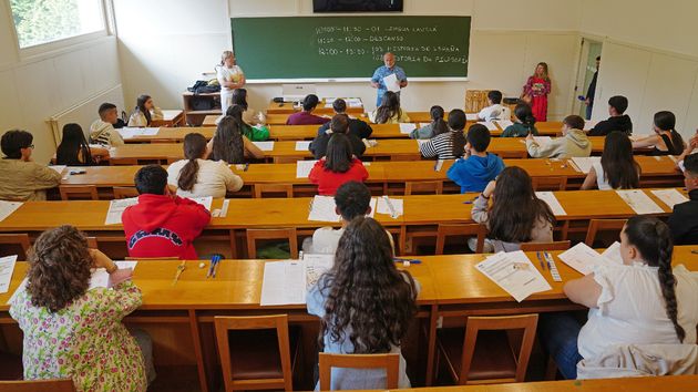 Un grupo de estudiantes haciendo un examen de la selectividad 2026