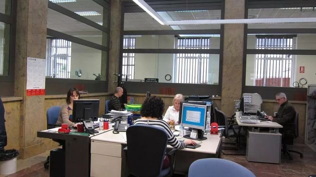 Un grupo aleatorio de funcionarios trabajando