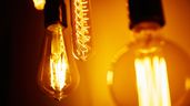 Varias bombillas de luz encendidas