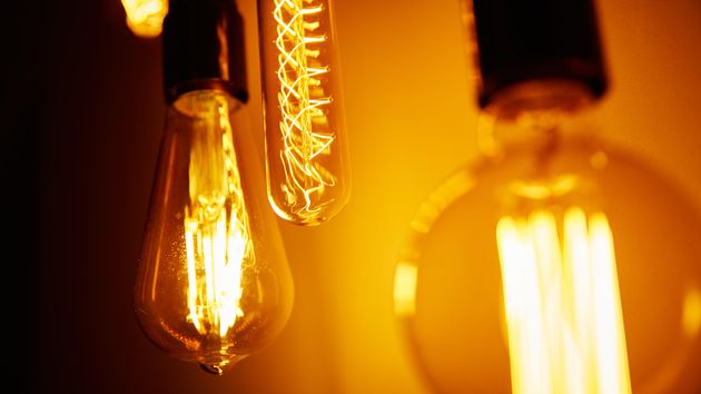 Varias bombillas de luz encendidas