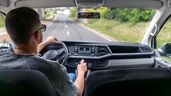 Un hombre conduciendo una furgoneta