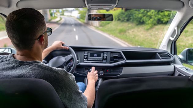 Un hombre conduciendo una furgoneta