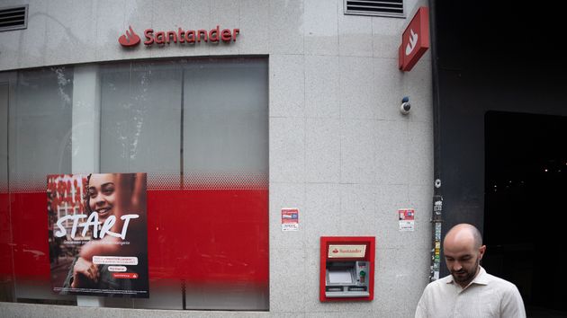 Fachada de una sucursal del banco Santander