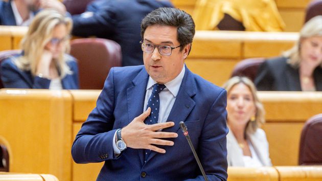Ministro de Función Pública, Óscar López se lleva la mano al pecho