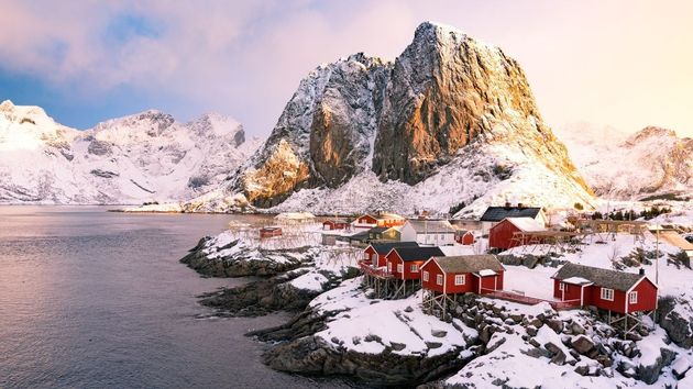 Imagen de una pequeña aldea en Noruega