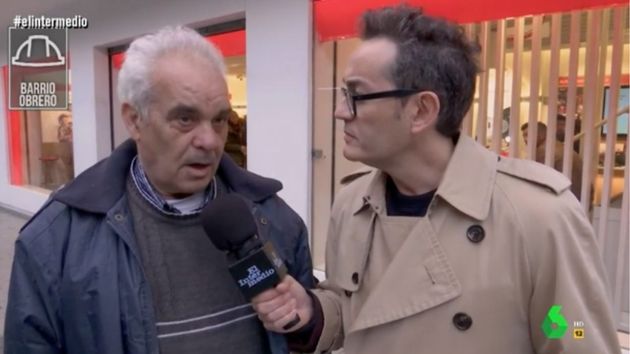 El pastelero jubilado durante la entrevista.