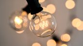 Una bombilla de luz encendida con destellos
