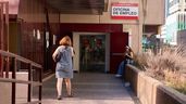 Una mujer entra en una oficina de empleo