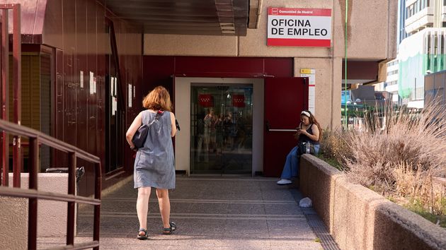 Una mujer entra en una oficina de empleo