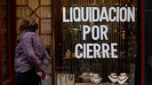 Mujer pasando delante de una tienda cerrada