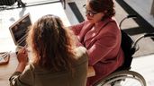 Una persona con discapacidad en su puesto de trabajo