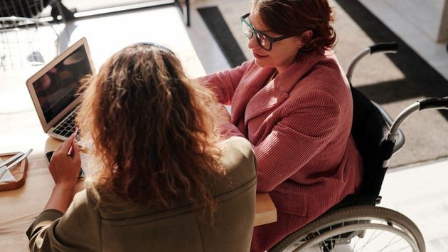 Una persona con discapacidad en su puesto de trabajo