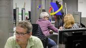 Ciudadanos en la oficina de Hacienda