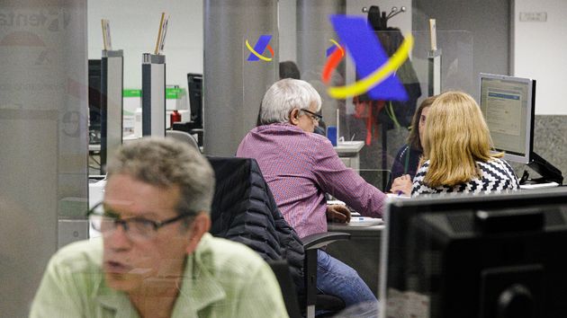 Ciudadanos en la oficina de Hacienda