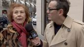 La mujer siendo entrevistada.