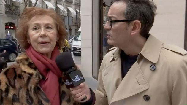 La mujer siendo entrevistada.