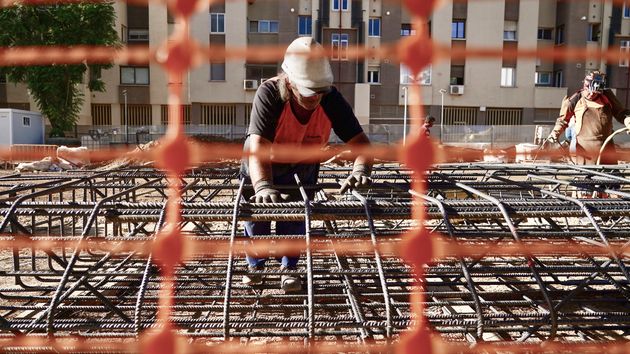 Operarios de construcción trabajando