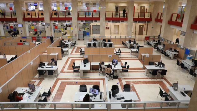 Varios empleados trabajan en una oficina de la Agencia Tributaria